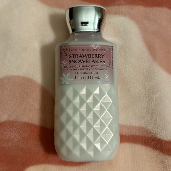 Bath & Body Works Strawberry Snowflakes Body Lotion ❄️🍓 - Picture 1 of 6